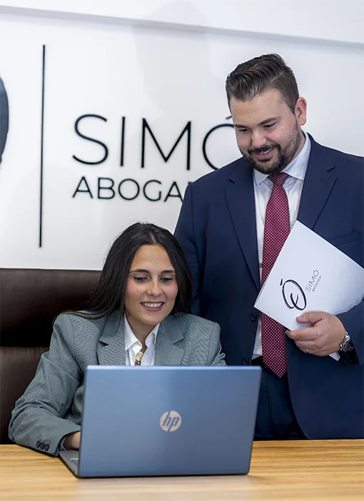 Eduardo Simó junto a letrada Cristina Parra